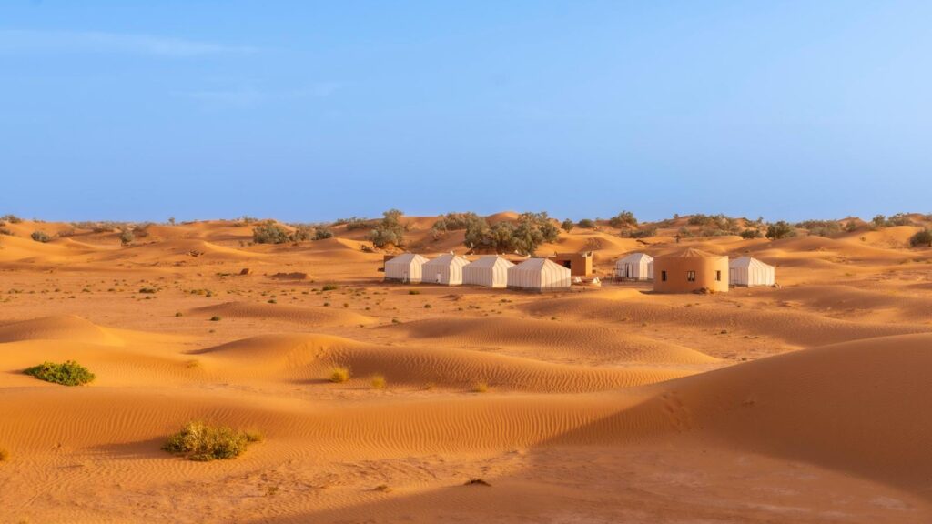 Arrivée au Bivouac Luna lors d’un circuit dans le désert marocain près de M’Hamid