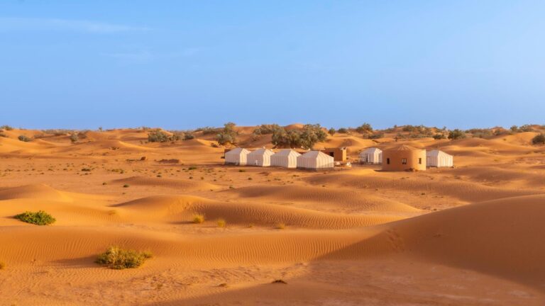 Arrivée au Bivouac Luna lors d’un circuit dans le désert marocain près de M’Hamid