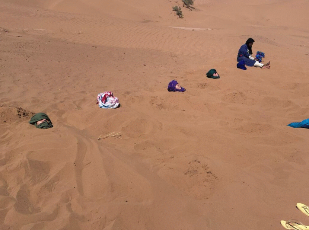 Bain de sable traditionnel dans le désert marocain près du Bivouac Luna