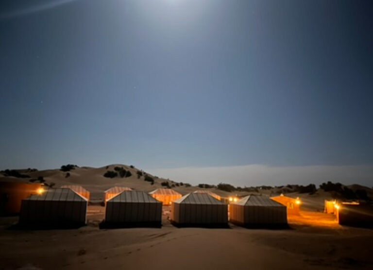 Bivouac Luna illuminé pour une nuit dans le désert marocain