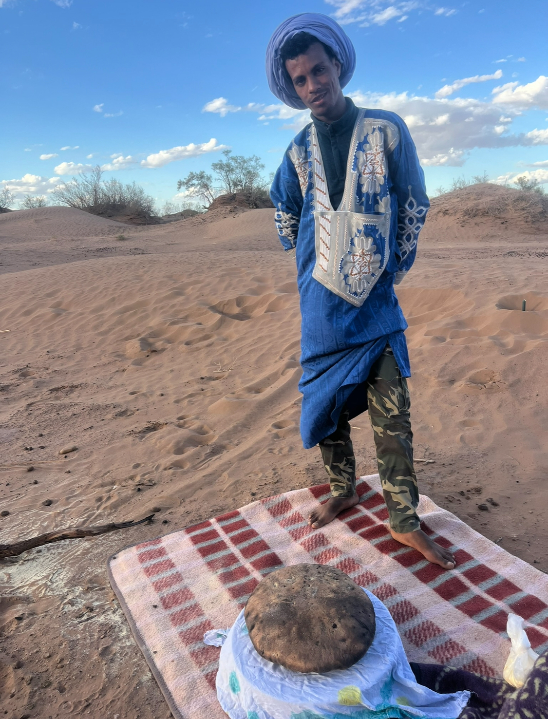 Préparation du pain de sable pendant une randonnée nomade