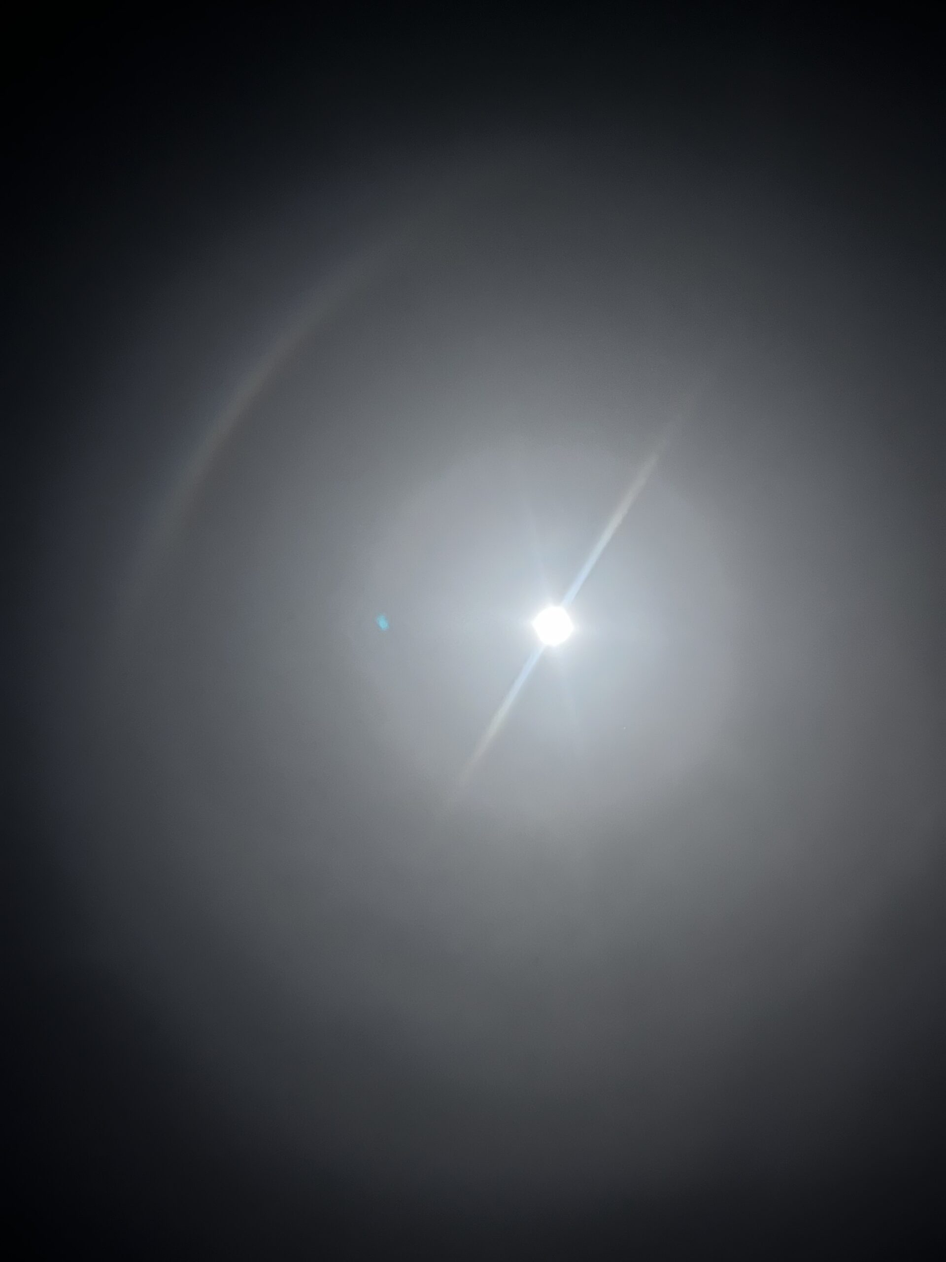 Pleine lune et halo lumineux au-dessus du Bivouac Luna