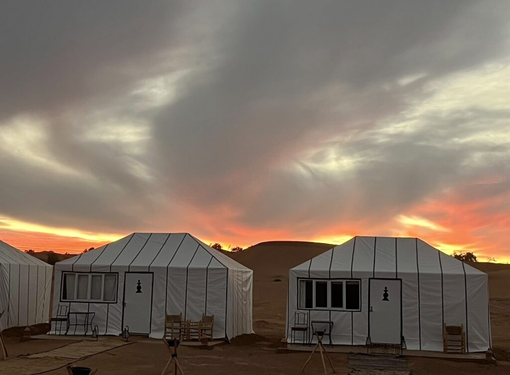 Tentes du Bivouac Luna sous le ciel du désert au coucher du soleil