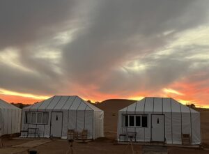 Tentes du Bivouac Luna sous le ciel du désert au coucher du soleil