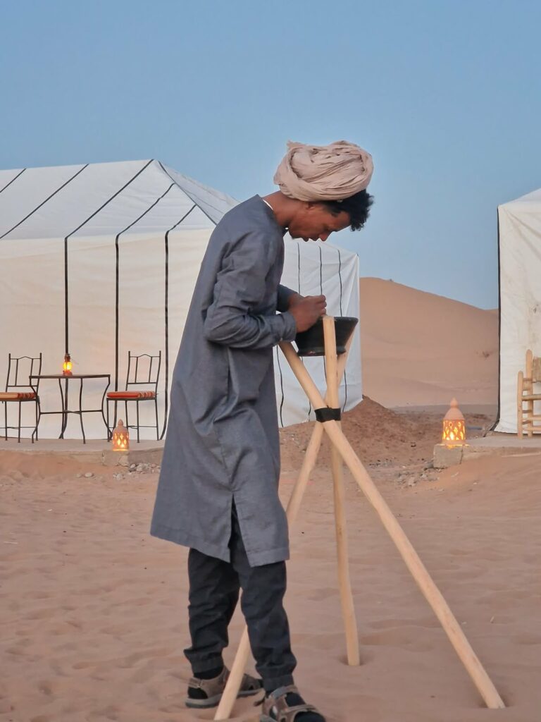Décor romantique avec bougie et lanternes pour une demande en mariage au Bivouac Luna