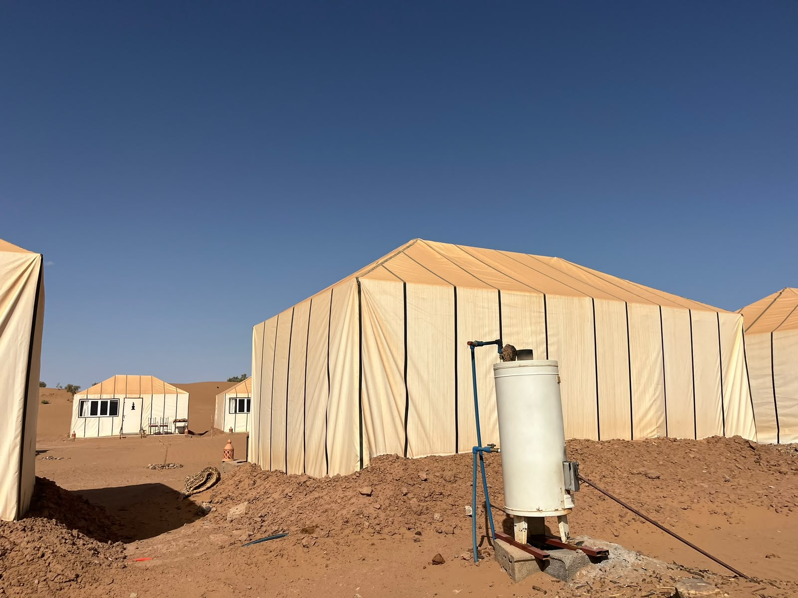 Chauffe-eau au bois mort de tamaris pour les douches du Bivouac Luna