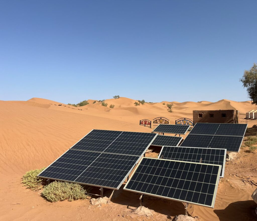 Panneaux solaires du Bivouac Luna, écobivouac près de M’Hamid El Ghizlane