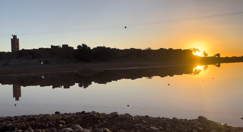 Kasbah de Bounou au lever du soleil dans la vallée du Drâa près de M’Hamid