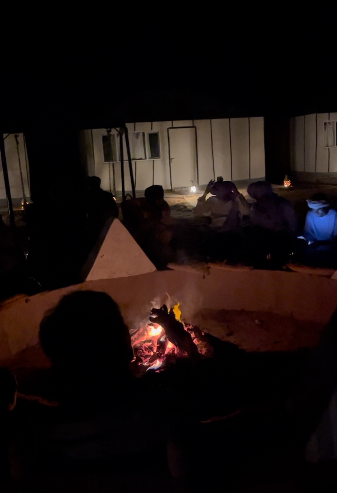 Musiciens nomades autour du feu pendant une soirée d’anniversaire au Bivouac Luna